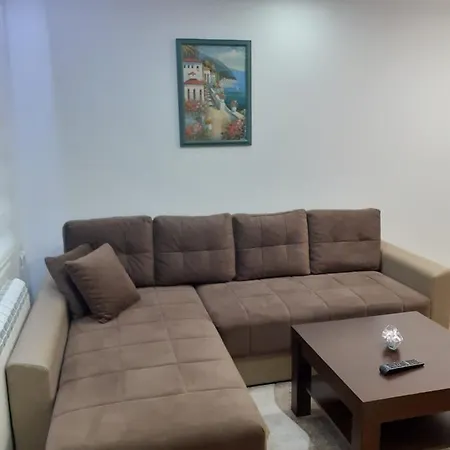 Apartment Marta Apartman De Lux *