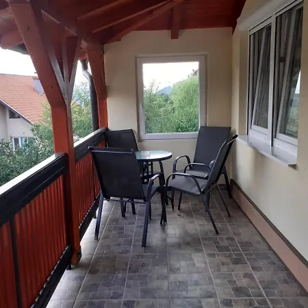 Apartment Marta Apartman De Lux *